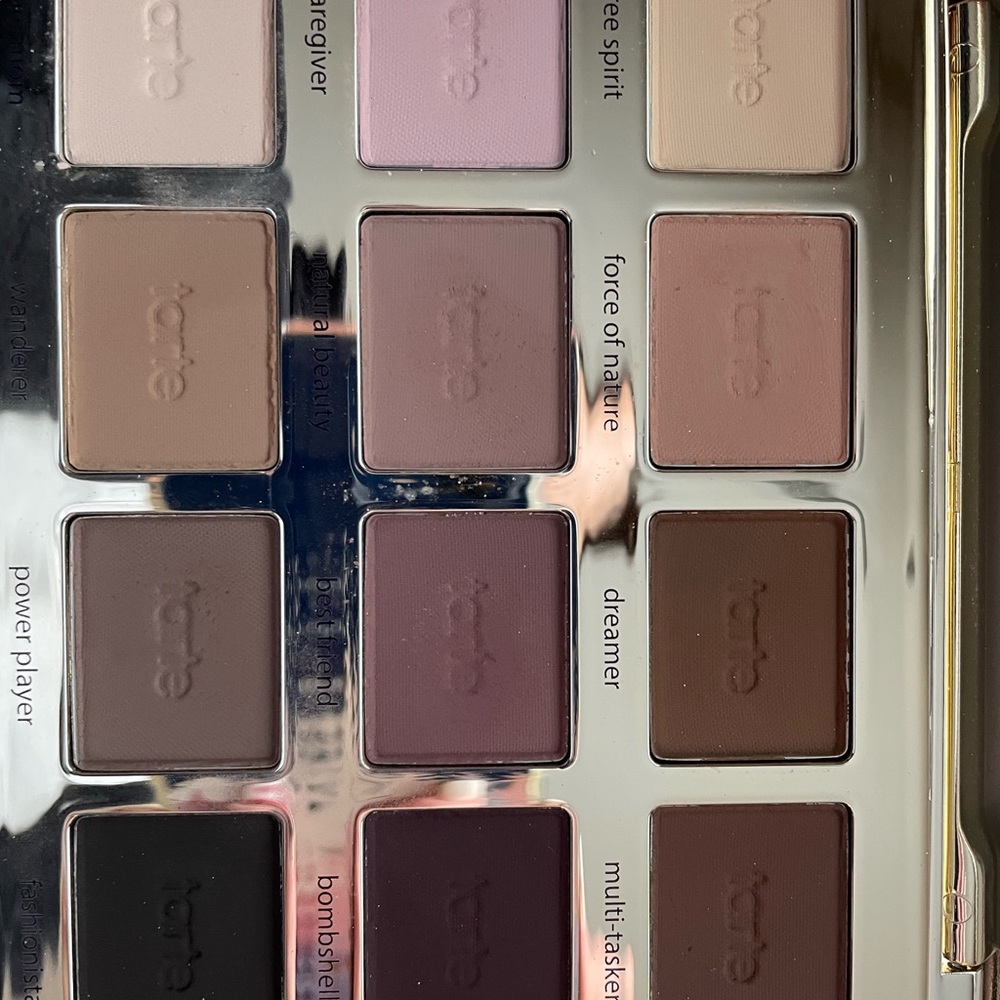 4️⃣- FOUR eyeshadow pallets.